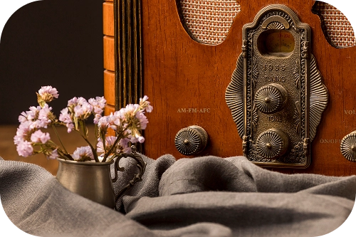 Dekoratif çiçekler ve sıcak, samimi iç mekan stiliyle lüks vintage radyo alıcısı.